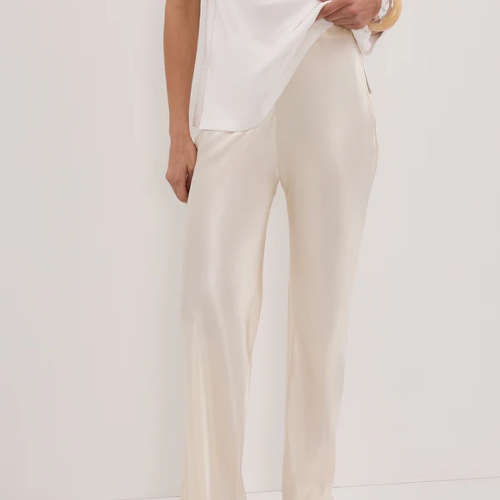 DISSH Nikki Cream Satin Bias pants

Wide legs.